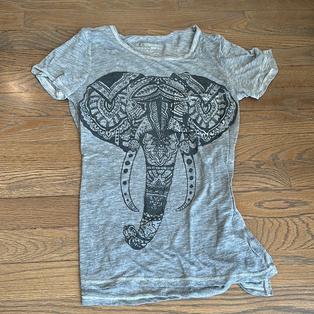 Well Worn Women’s Graphic Elephant Tee - Size XS